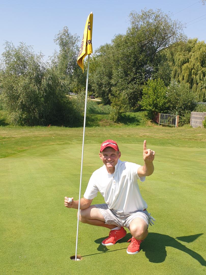 JAKUB BIELIŃSKI zdobywcą pierwszego hole in one w CEZAR Golf !